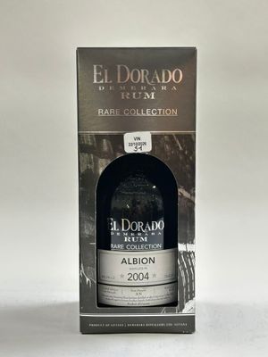La bouteille de rhum El Dorado se trouve dans la boîte.