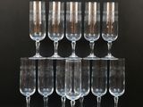 six verres à vin sont empilés les uns sur les autres sur une table