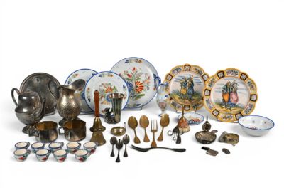 de nombreux types d'assiettes et de cuillères sur la table