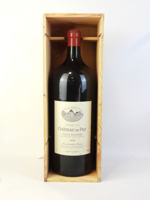 une bouteille de vin rouge dans un coffret en bois
