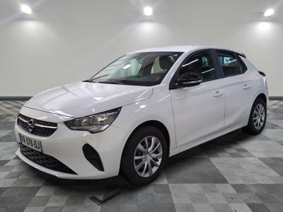une voiture blanche est garée sur le sol à carreaux d'un garage
