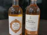 deux bouteilles de vin posées sur une table