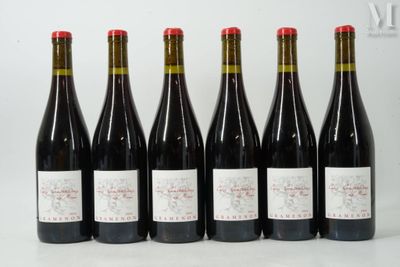 six bouteilles de vin sont alignées sur une table