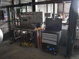 une photo d'un garage contenant des outils et du matériel