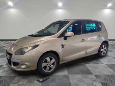 la photo d'une voiture beige garée dans un garage