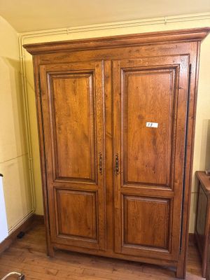 une photo d'une chambre à coucher avec une armoire en bois