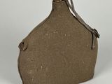 une image représentant un sac marron orné d'un crâne