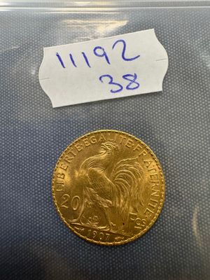 une pièce d'or sur laquelle est apposée une étiquette