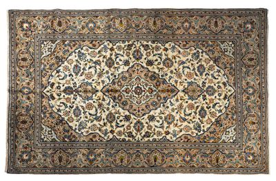 un tapis persan antique avec un motif floral sur fond blanc