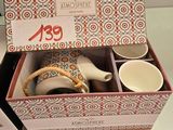 une boîte contenant un service à thé