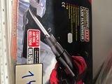 une boîte à outils posée sur une étagère dans un magasin