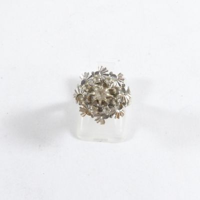 bague en argent massif ornée de fleurs et de feuilles sur fond blanc