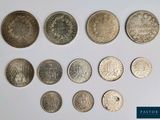 un lot de pièces de monnaie posées sur une table