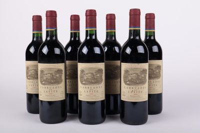 six bouteilles de vin rouge sont alignées