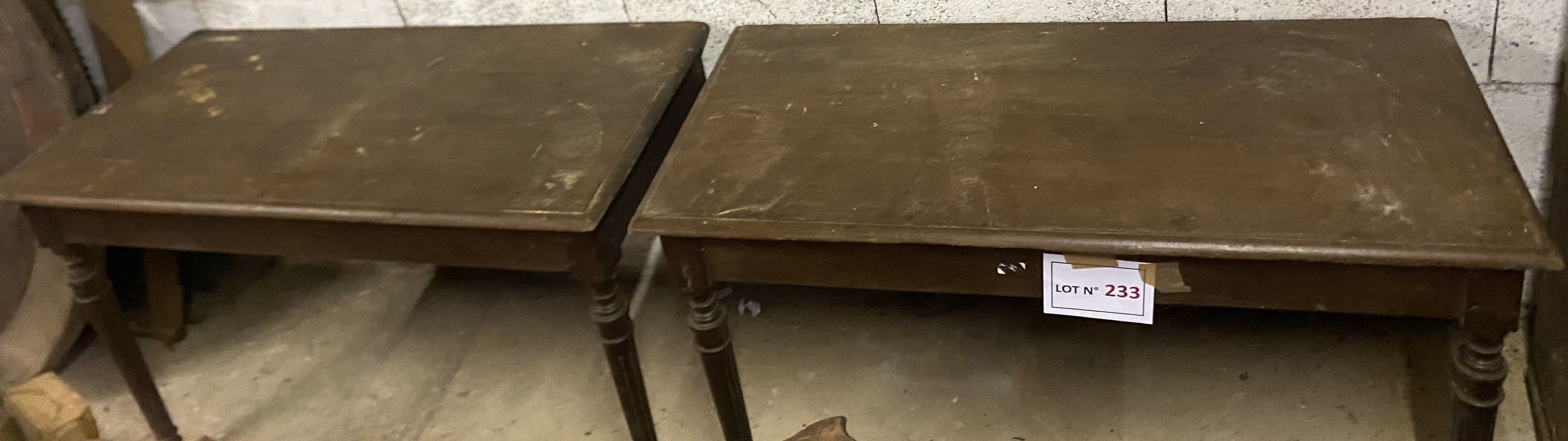 Paire de console d’applique en chêne et en l’état, à pieds cannelés (120X57X75Ht) et pouvant former table carrée. En ...