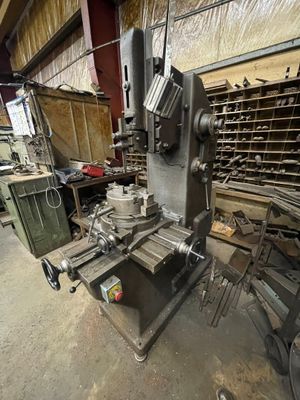 une image représentant une machine dans un atelier où se trouvent de nombreux outils