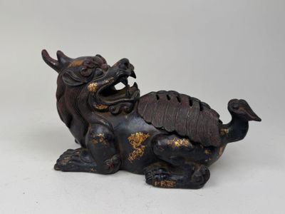 une image représentant une statue d'un animal mythique à longue queue