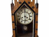 une horloge posée sur une table en bois