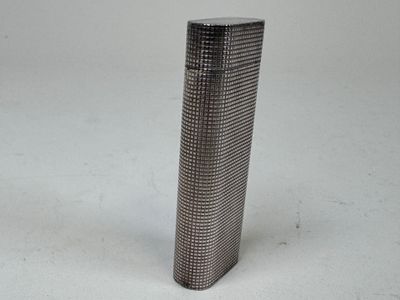 un objet métallique posé sur une surface blanche