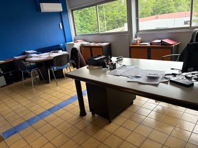 des tables et des chaises dans une pièce aux murs bleus et dotée d'une grande fenêtre