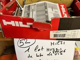 une boîte en carton remplie d'articles divers dans un magasin