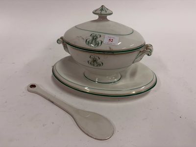 un bol blanc et une cuillère posés sur une table