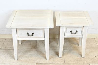 une paire de tables d'appoint peintes en blanc, avec des tiroirs de chaque côté