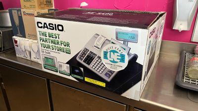 une boîte avec une calculatrice sur un comptoir