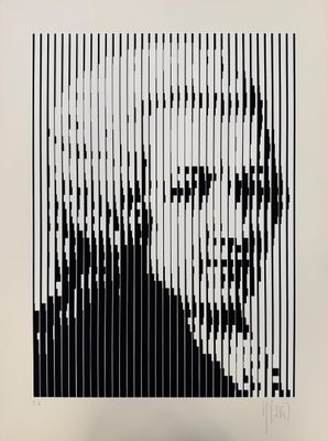 une photo en noir et blanc représentant le visage d'un homme, composé de lignes