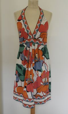 BCBGMAXAZRIA, une robe d'été en lycra, dos nu.