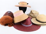plusieurs chapeaux sont alignés les uns sur les autres sur une surface blanche