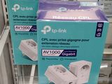Deux boîtes d'adaptateurs secteur TP-Link sont exposées dans un magasin
