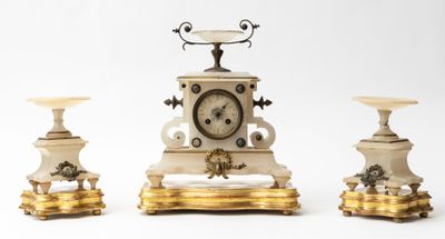 Une garniture de cheminée en onyx blanc comprenant une pendu…