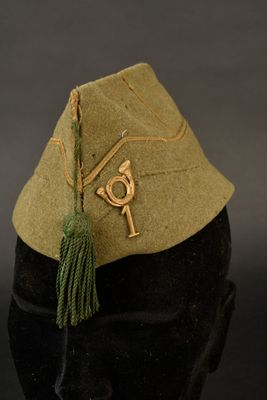 une image représentant un chapeau militaire orné d'un pompon