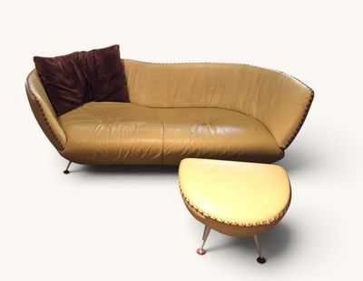 une image représentant un canapé et un pouf sur fond blanc