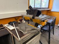 Atelier comprenant : scie DEWALT, chutes de bois, perceuse à… (photo 3)