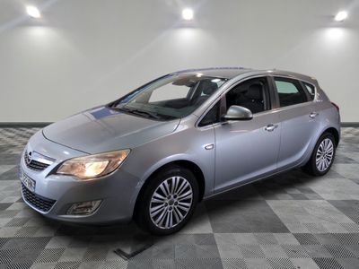 la voiture argentée est garée dans le garage sur le sol en damier