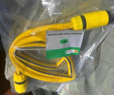 un tuyau jaune qui se trouve dans un sac en plastique