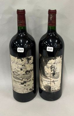 deux bouteilles de vin rouge posées l'une à côté de l'autre sur une table