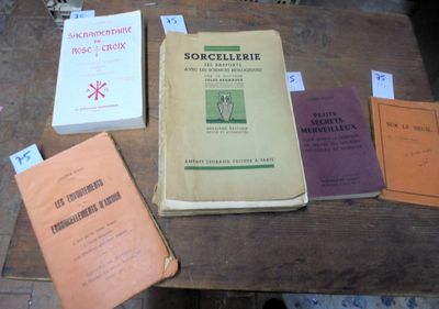plusieurs livres posés sur une table, recouverts de feuilles de papier