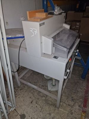 a picture of a machine that is sitting in a room
