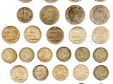 une image représentant une collection de pièces de monnaie britanniques sur fond blanc