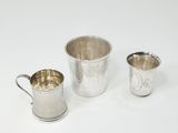 trois tasses en métal argenté et une chope en métal argenté
