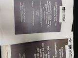 deux menus posés sur la table dans un étui noir