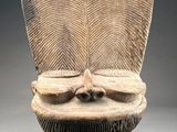 un gros plan sur une sculpture représentant une feuille posée sur une table