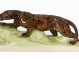 figurine représentant un tigre sur une feuille, sur fond blanc