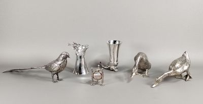 figurines d'oiseaux et vases plaqués argent sur un fond blanc