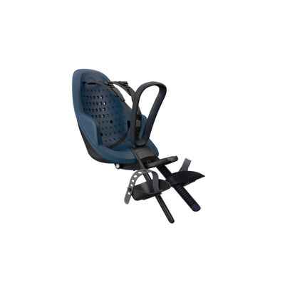 une chaise bleue avec une assise noire sur fond blanc