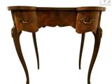 l'image d'une table en bois avec deux tiroirs