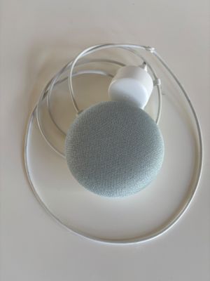 un haut-parleur bleu et blanc posé sur un fil
